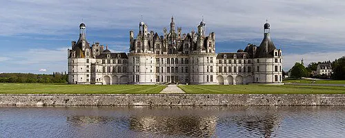 Le château de Chambord au bord de l’eau.